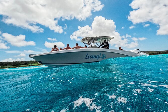 Exclusive 38ft Yacht Charter Experience in Klein Curaçao - Meeting the boat at Spanish Water