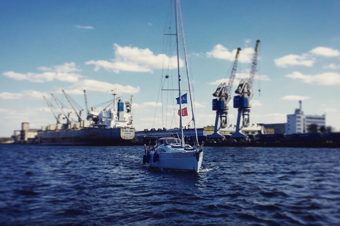 Gdańsk: Motlawa and Port yacht cruise with Welcome Drink - The first stretch along the working harbor