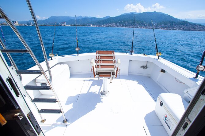 Hatteras 42-44' Classic Yachts in Puerto & Nuevo Vallarta - Wildlife may rescue a slow fishing day