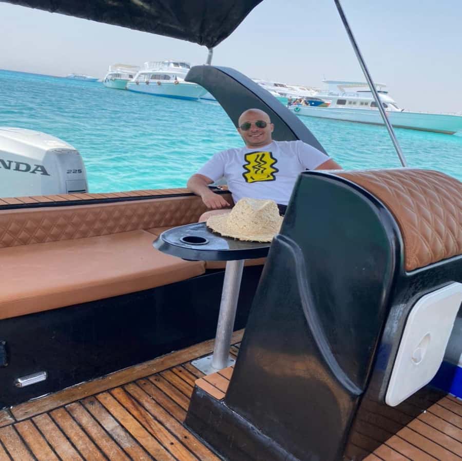 Hurghada: Private Dinner and Sunset Yacht Cruise - Crew service and the mood on board