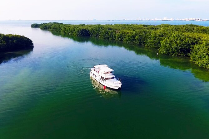 Isla Mujeres Full Day Tour on Yacht with Snorkel and Buffet - How the crew affects the experience