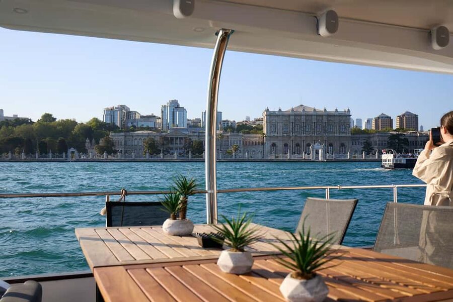 Istanbul: Bosphorus Cruise by Luxury Yacht - Dolmabahçe Palace and Çiragan Palace