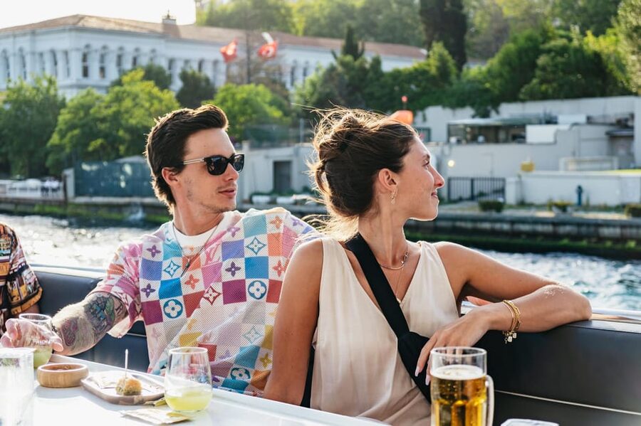 Istanbul: Bosphorus Sunset Cruise on a Luxury Yacht - Rumeli Fortress to the Asian shore