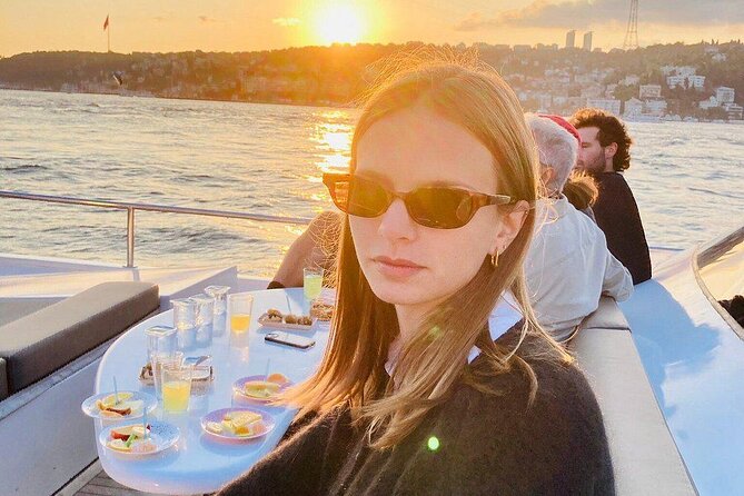 Istanbul Bosphorus Sunset Cruise on Luxury Yacht - Kuleli, Beylerbeyi, Üsküdar, and the Maiden’s Tower