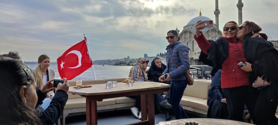 Istanbul: Bosphorus Sunset Cruise on Yacht with Live Guide - European shore: palaces, mosques, and waterfront homes