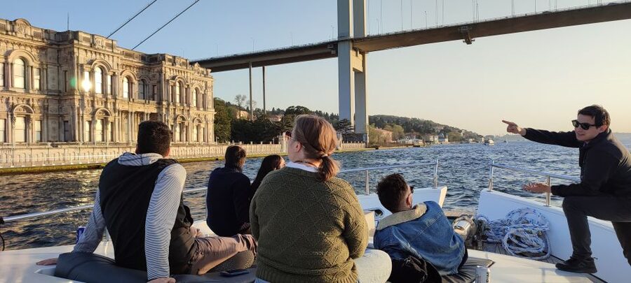 Istanbul: Bosphorus Sunset Cruise on Yacht with Live Guide - The sunset pause at Maiden’s Tower