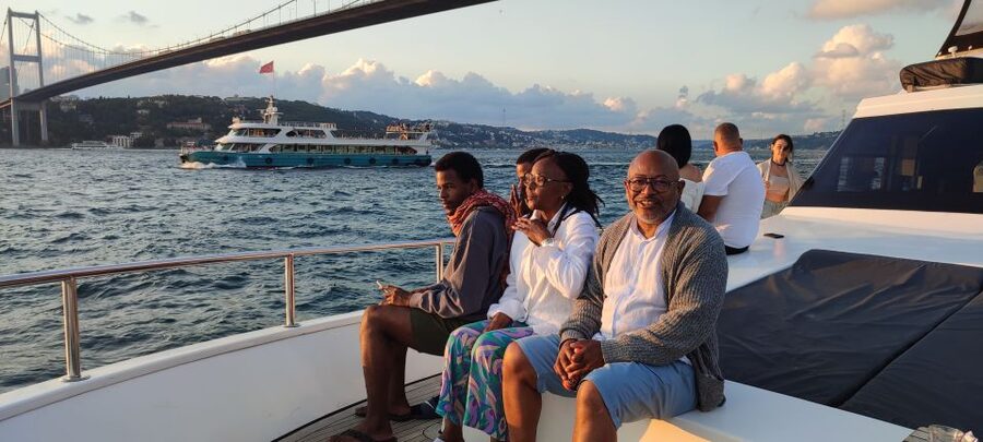 Istanbul: Bosphorus Sunset Cruise on Yacht with Live Guide - Meeting at Kabataş Square