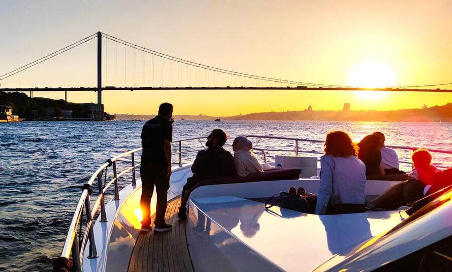Istanbul: Bosphorus Sunset Yacht Cruise with Live Guide - Key points before you book