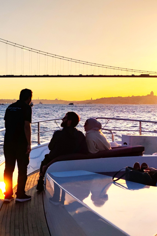 Istanbul: Bosphorus Sunset Yacht Cruise with Live Guide - How the sunset timing affects your experience