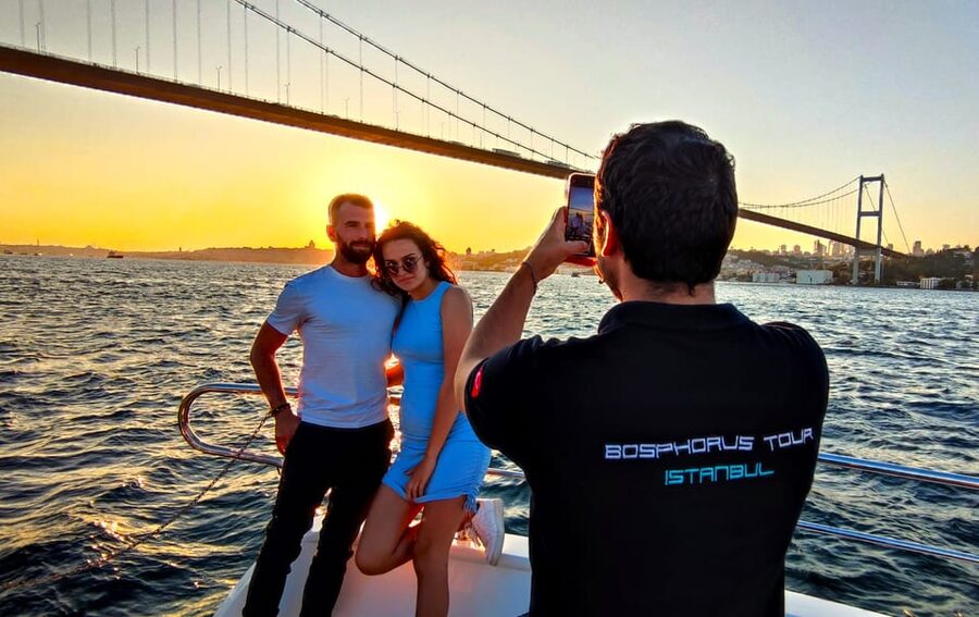 Istanbul: Bosphorus Sunset Yacht Cruise with Live Guide - Why a sunset cruise fits Istanbul so well