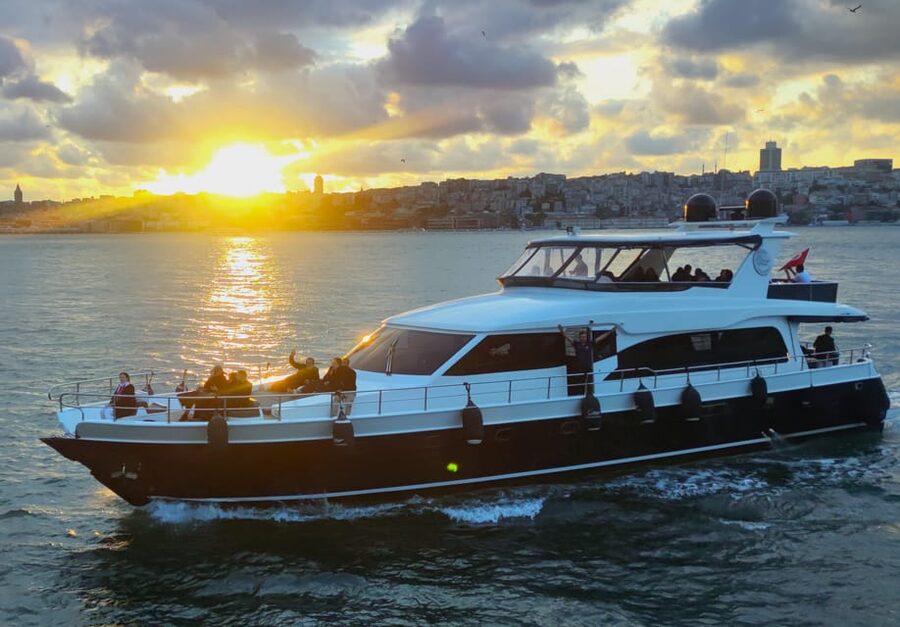 Istanbul: Bosphorus Sunset Yacht Cruise with Live Guide - Food, drinks, and the rhythm of service
