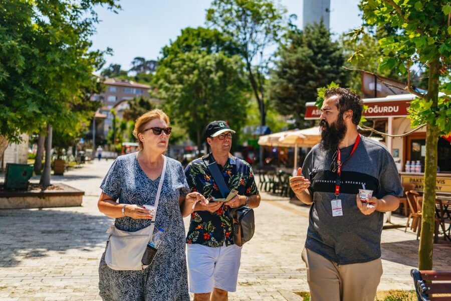 Istanbul: Bosphorus Yacht Cruise with Stopover on Asian Side - Rumeli Fortress and the Second Bridge