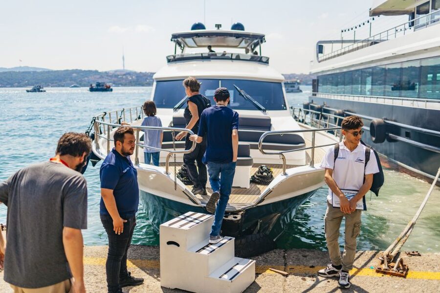 Istanbul: Bosphorus Yacht Cruise with Stopover on Asian Side - Kanlica: A Short Taste of the Asian Side