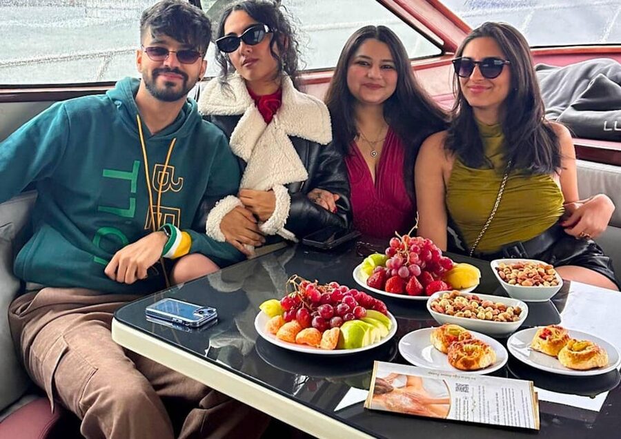 Istanbul: Daytime Bosphorus Yacht Cruise with Fruit & Snacks - Palaces and waterfront grandeur near Dolmabahçe