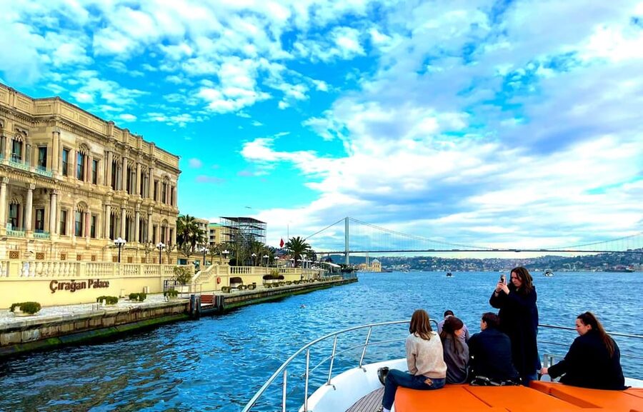 Istanbul: Daytime Bosphorus Yacht Cruise with Fruit & Snacks - Maiden’s Tower and the return toward the Golden Horn