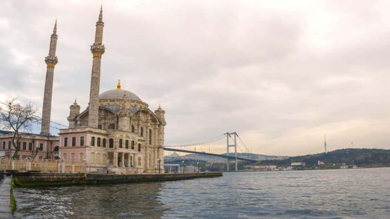 Istanbul: Luxury Yacht on Bosphorus - Comfort, crew, and onboard service