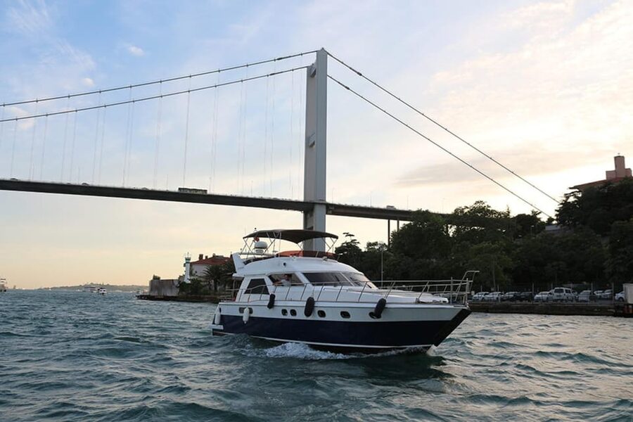 Istanbul: Luxury Yacht Tour at Sunset w Snacks - Finding the boat at Kabatas