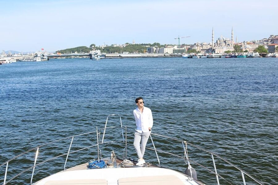 Istanbul: Luxury Yacht Tour at Sunset w Snacks - Boarding a yacht limited to 40 passengers