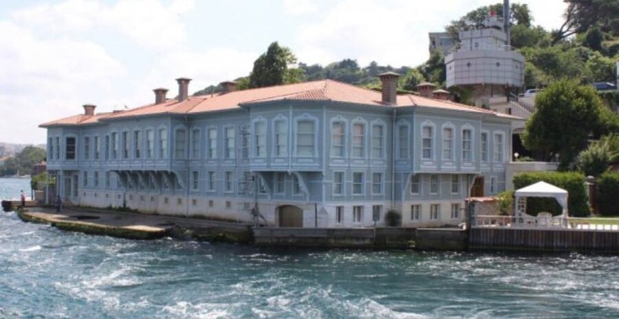Istanbul: Private Bosphorus Cruise By Luxury Yacht - What the Commentary Is Like