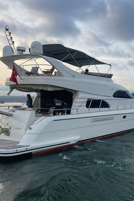 İstanbul: Private Bosphorus Tour On Luxury Yacht Pre#2 - Crossing to Üsküdar and Maiden’s Tower