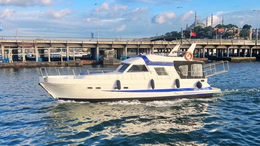İstanbul:Private Luxury Yacht on Bosphorus 14 Meter(46 feet) - Sveti Stefan Church and the Golden Horn Views