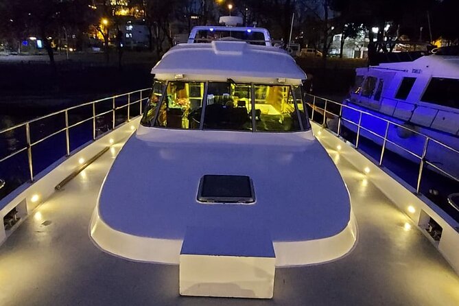 Istanbul Private Yacht Tour - 2 Hours - Sunset, service, and the private setting
