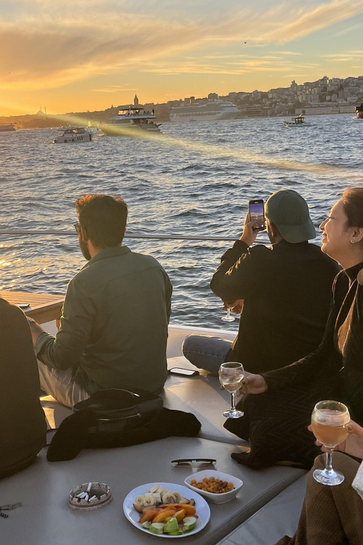 Istanbul: Small Group Yacht Tour with Unlimited Wine - Rumeli Fortress and Küçüksu Palace