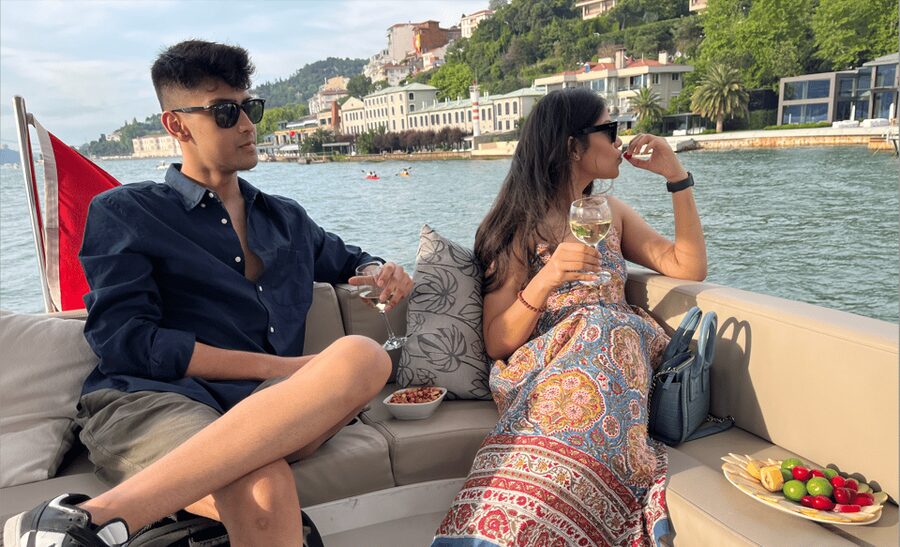 Istanbul: Small Group Yacht Tour with Unlimited Wine - Beylerbeyi Palace and the Bosphorus Bridge