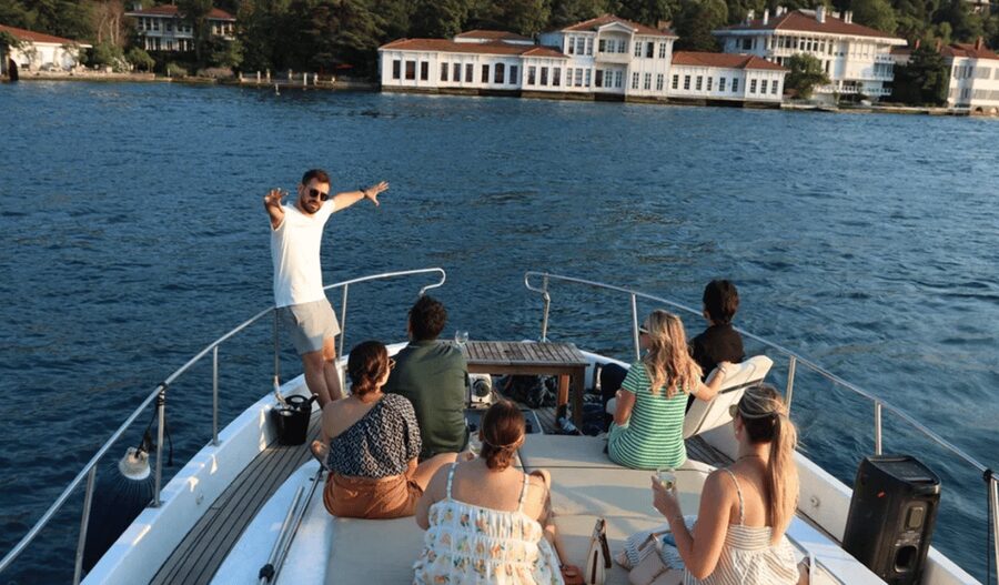 Istanbul: Small Group Yacht Tour with Unlimited Wine - Dolmabahçe, Çırağan, and Ortaköy