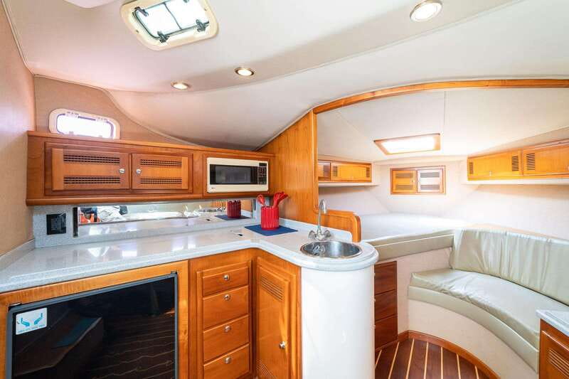 La Crucecita: Private Yacht Cruise in Huatulco with Drinks - Choosing a bay for lunch and a walk