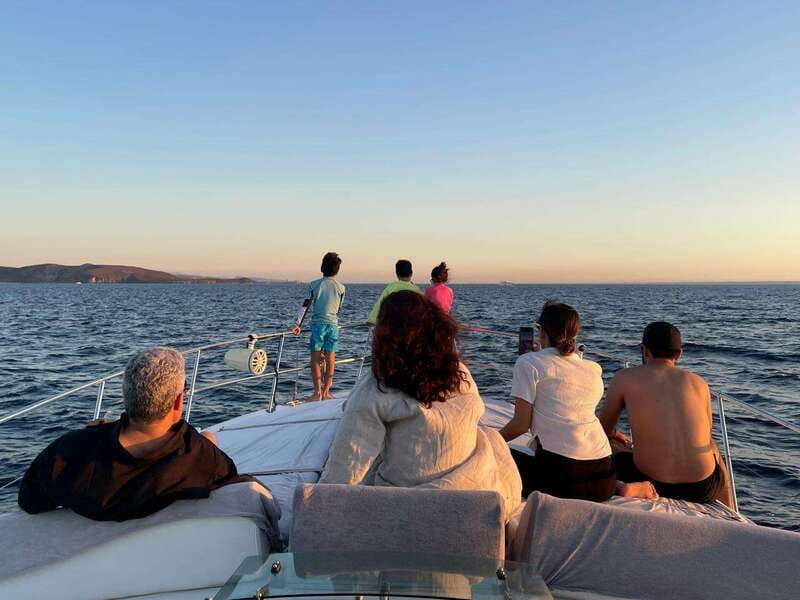 La Paz: Balandra Beach Luxury Yacht Charter Cruise - One hour at Lobera San Rafaelito