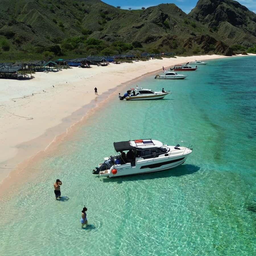 Labuan Bajo: Private Yacht Komodo Islands & Manta Snorkel - Pink Beach offers a short, bright pause