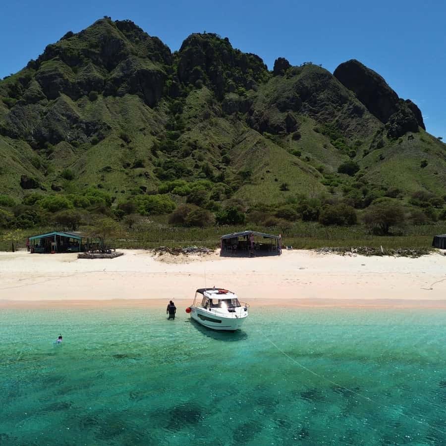 Labuan Bajo: Private Yacht Komodo Islands & Manta Snorkel - Siaba Island adds coral and smaller sea life