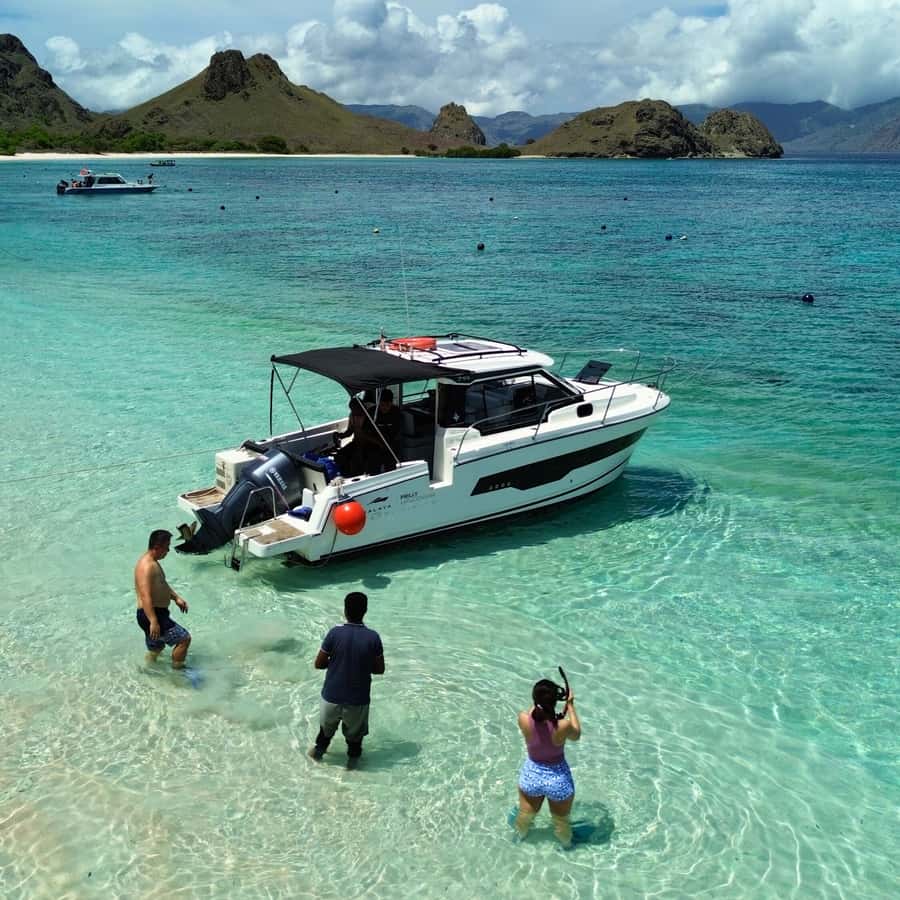 Labuan Bajo: Private Yacht Komodo Islands & Manta Snorkel - Padar Island rewards an early start
