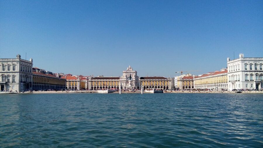 Lisbon: 2-Hour Sailing Yacht Cruise & Guided Tour w/2 drinks - Key things to know before sailing