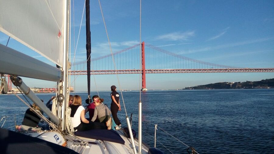 Lisbon: 2-Hour Sailing Yacht Cruise & Guided Tour w/2 drinks - Belém Tower and the 25 de Abril Bridge