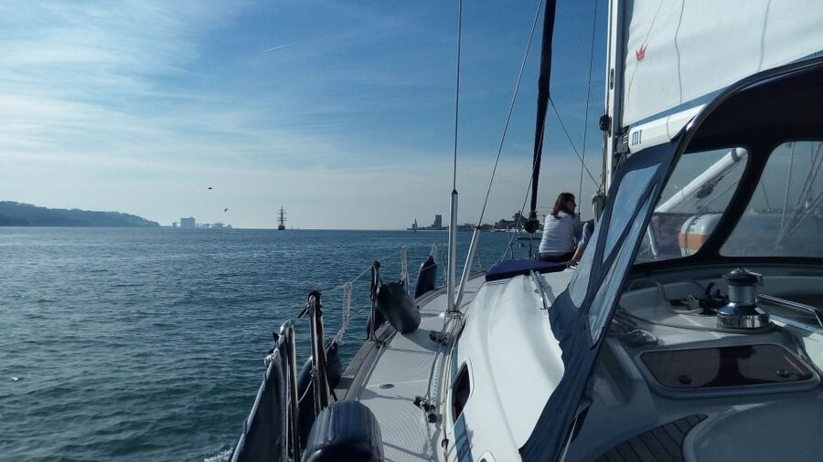 Lisbon: 2-Hour Sailing Yacht Cruise & Guided Tour w/2 drinks - Sailing past the Monument to the Discoveries