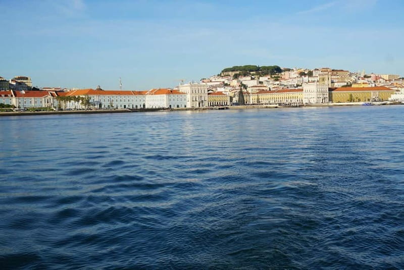 Lisbon: Classic Yacht Tour with Drinks and Pastel de Nata - Belém Tower and the age of exploration
