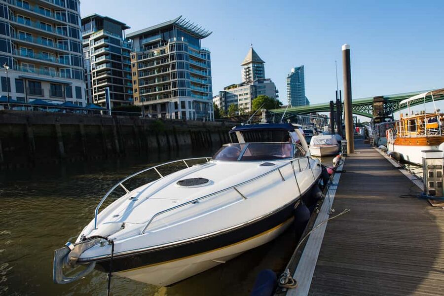 London: 2 hour private luxury yacht hire on the River Thames - St Paul’s Cathedral and Shakespeare’s Globe