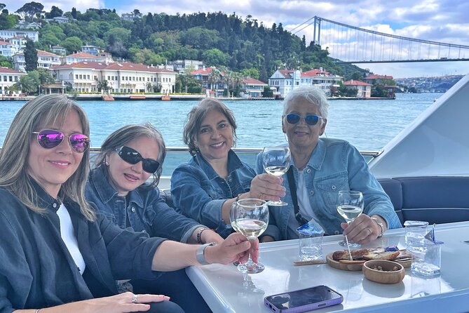 Luxury Bosphorus Yacht Tour – Asian Side Stop & Exploration - The 15-minute stop in Kanlica on the Asian side