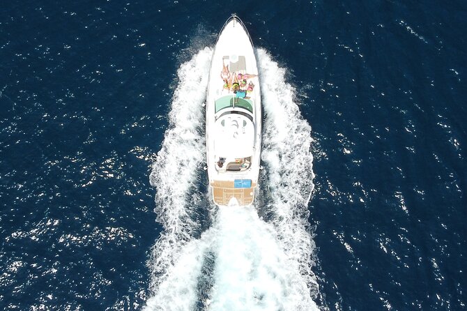 Luxury yacht for private tour EN Cabo San Lucas - Drinks, Music, and the Onboard Setup