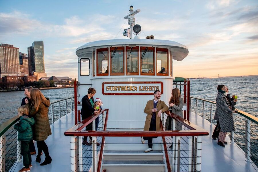 Manhattan: Statue and Skyline Cruise Aboard a Luxury Yacht - What the 90-minute route shows you
