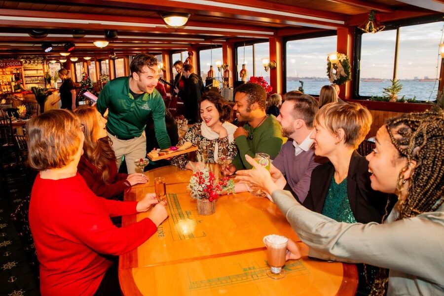 Manhattan: Statue and Skyline Cruise Aboard a Luxury Yacht - Drinks, snacks, and the onboard experience