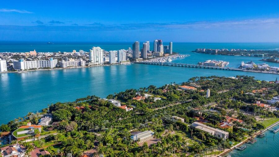 Miami: Miami Skyline Vintage Yacht Cruise, - What the guide and crew add