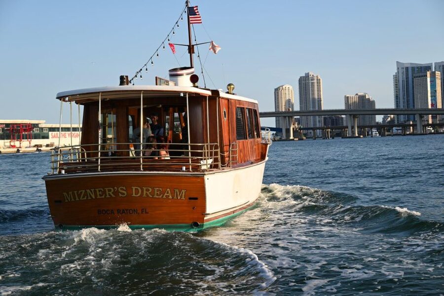 Miami: Miami Skyline Vintage Yacht Cruise, - Drinks, seating, and comfort during 90 minutes
