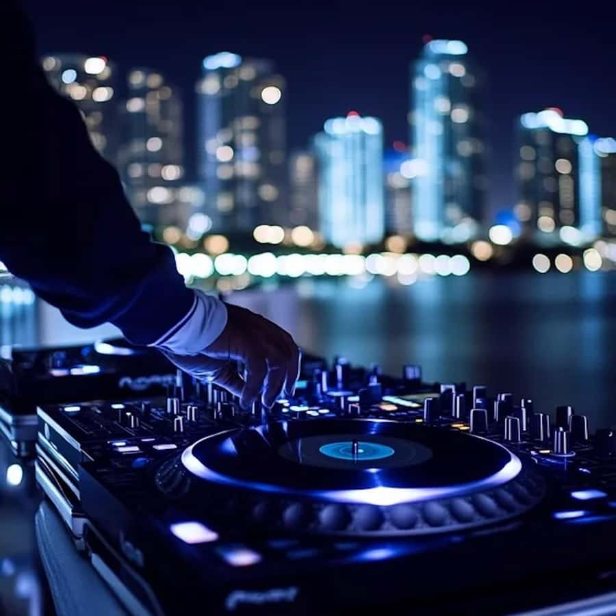 Miami: Party Yacht Cruise with Open Bar and DJ - What this Miami night is really about