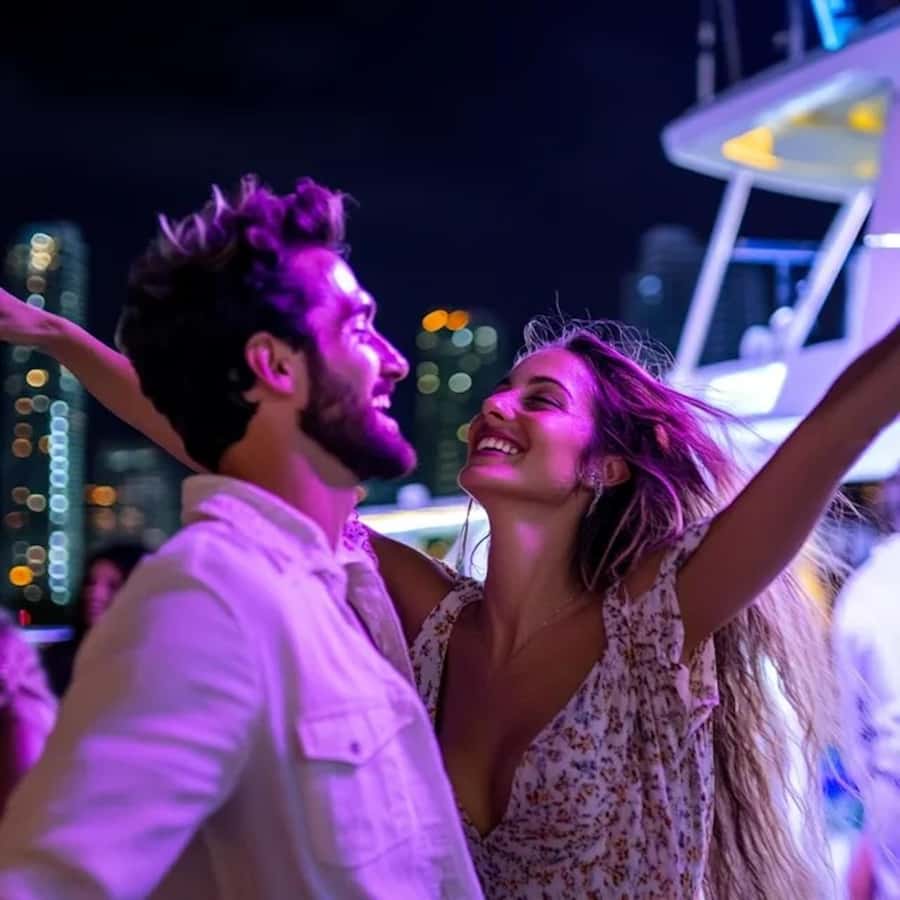 Miami: Party Yacht Cruise with Open Bar and DJ - Boarding and the first hour on board