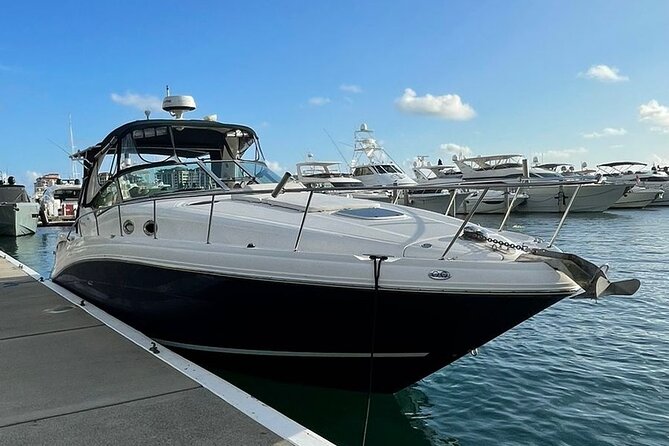 Miami Private Yacht Rental 2 to 4 hours for 12 people - Leaving the Miami River for open water