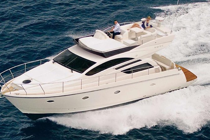Midningtsun - Luxury Yacht Arctic Queen - A yacht setting with room for personal service