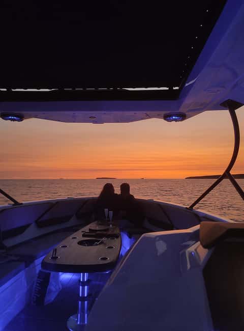 ❖ Milos: Small Group Yacht Tour—Kleftiko Sarakiniko Poliegos - How comfortable is the semi-private setup?